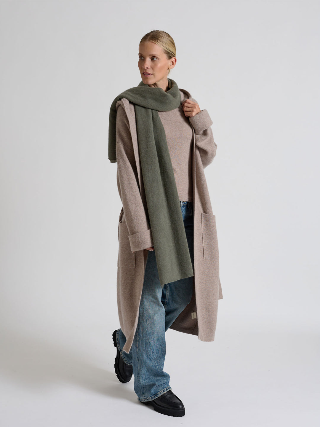 Stort kashmirskjerf "Signature" i 100% ren cashmere. Norsk design fra Kashmina. Farge: Eucalyptus grønn.