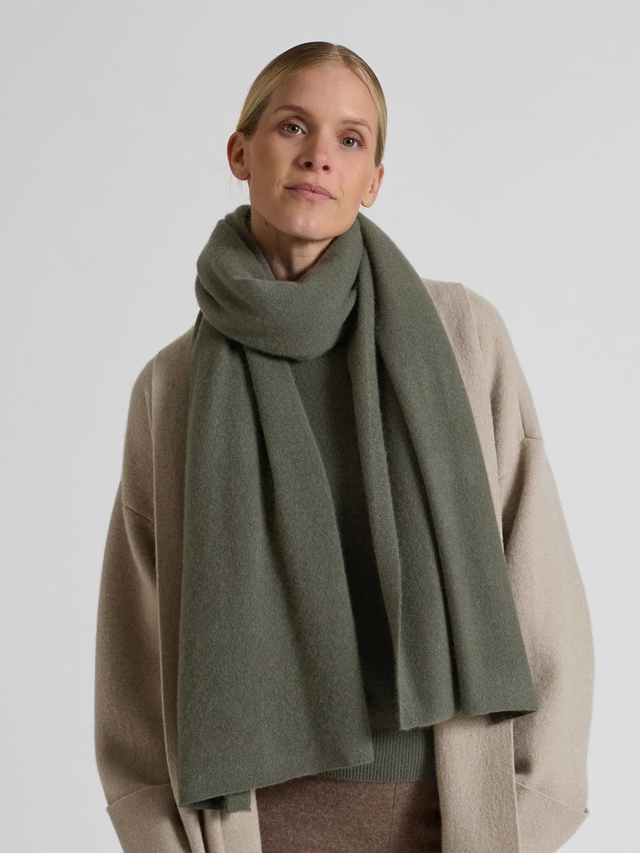 Stort kashmirskjerf "Signature" i 100% ren cashmere. Norsk design fra Kashmina. Farge: Eucalyptus grønn.