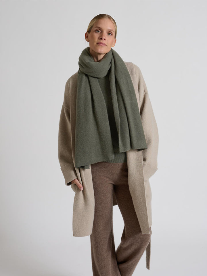Stort kashmirskjerf "Signature" i 100% ren cashmere. Norsk design fra Kashmina. Farge: Eucalyptus grønn.