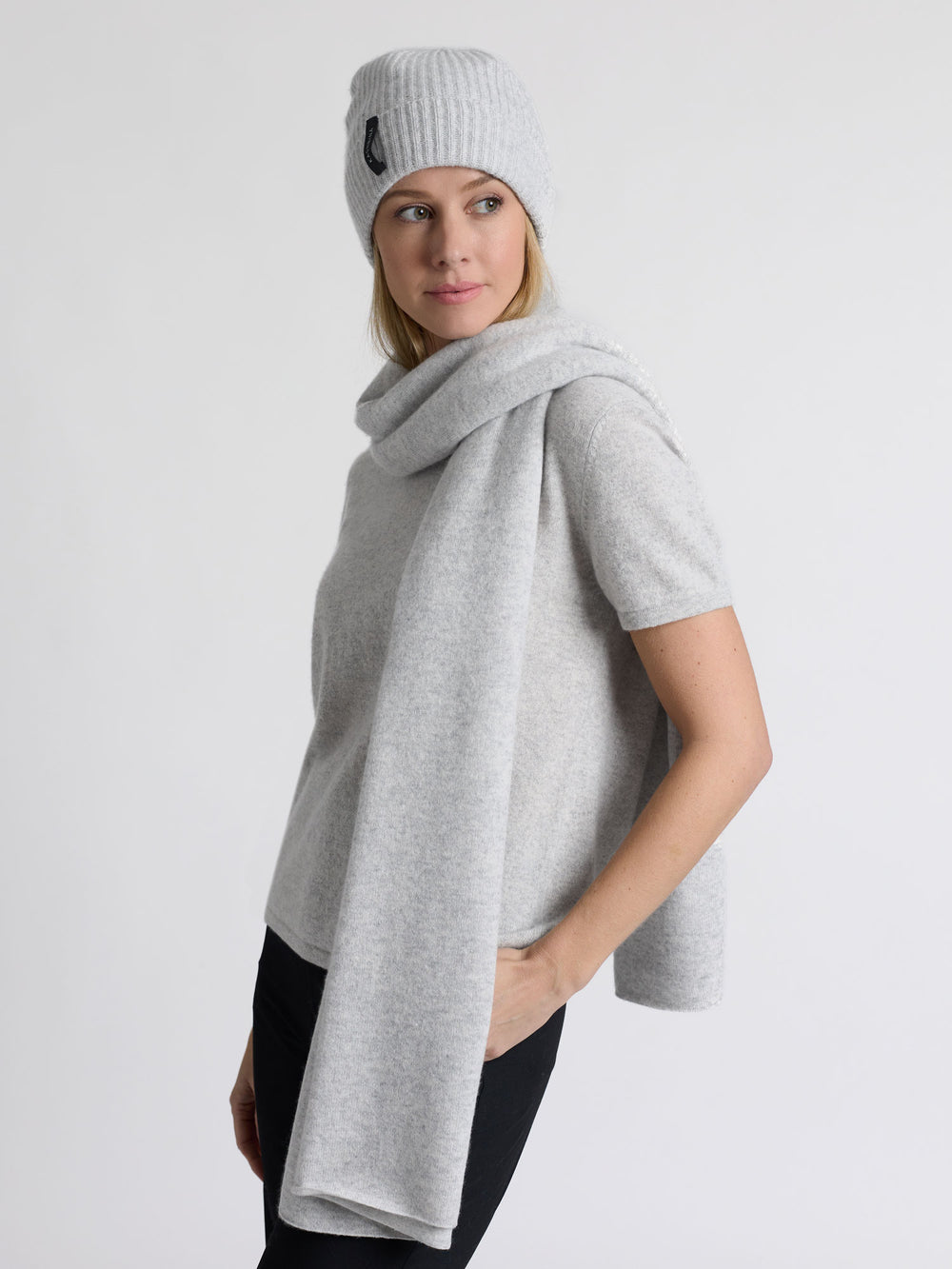 Kashmina kashmirskjerf signatur i 100% kashmir, lys grå. Norsk design.