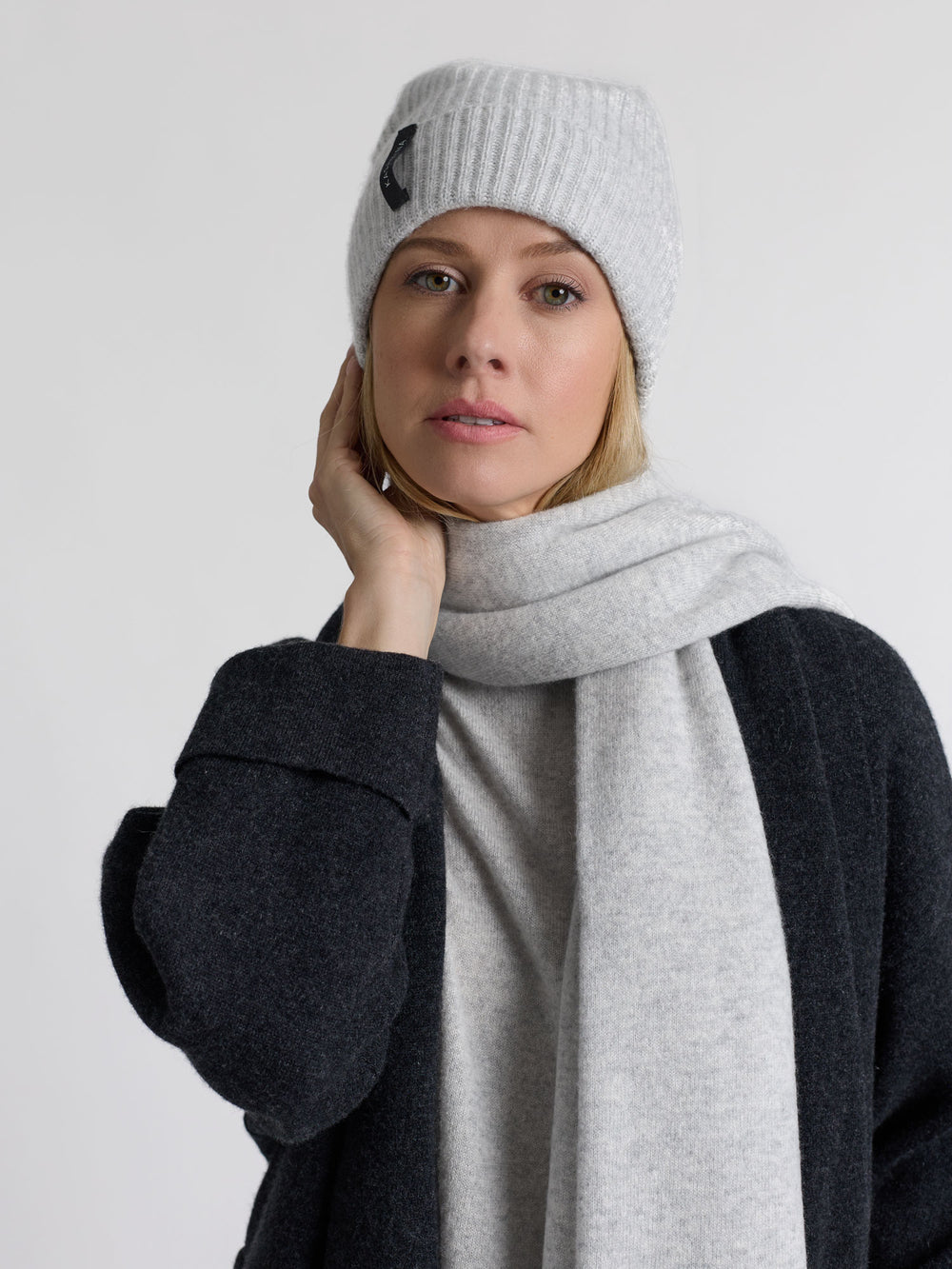 Kashmina kashmirskjerf signatur i 100% kashmir, lys grå. Norsk design.