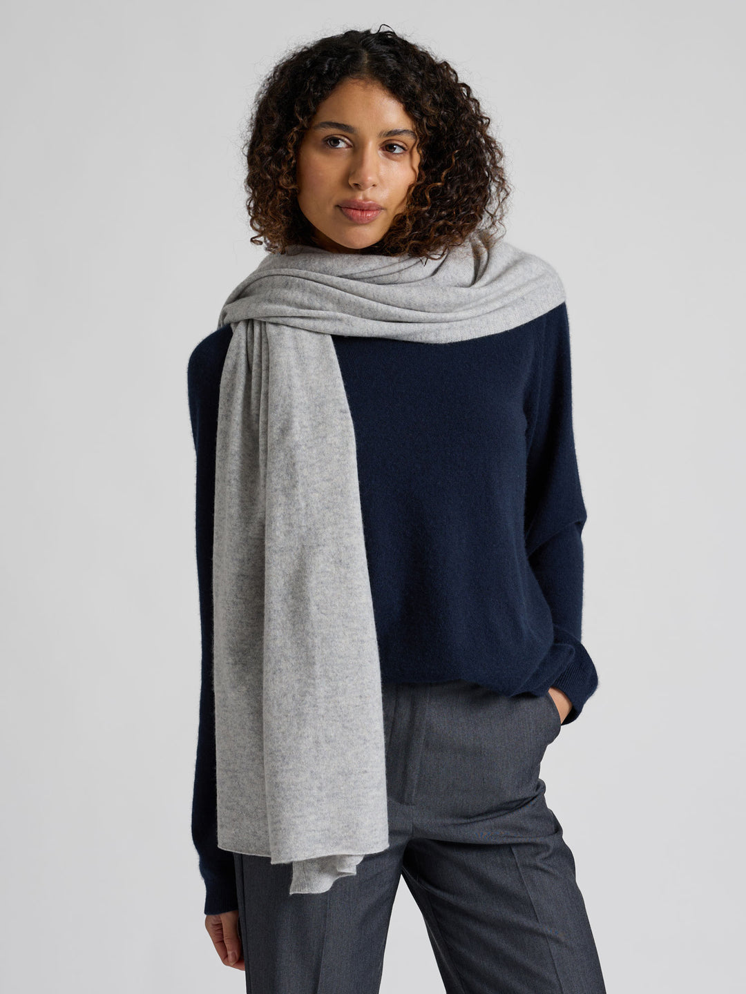 Kashmirgenser "Anna" i 100% cashmere. Norsk design fra Kashmina. Farge: Navy / dark blue.