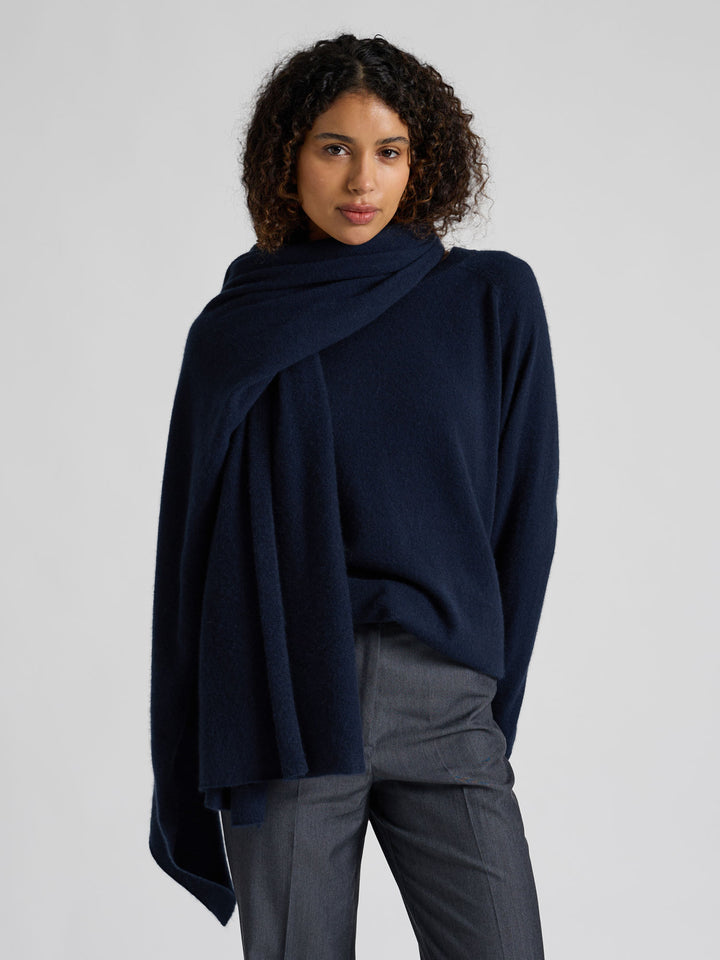 Lett og luftig kashmirskjerf "Flow" i 100% ren cashmere. Norsk design fra Kashmina. Farge: Navy.