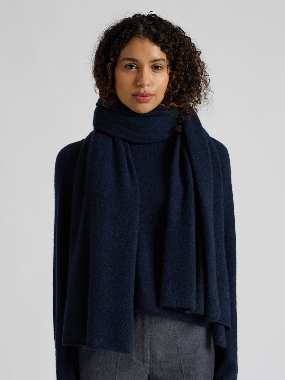 Lett og luftig kashmirskjerf "Flow" i 100% ren cashmere. Norsk design fra Kashmina. Farge: Navy.