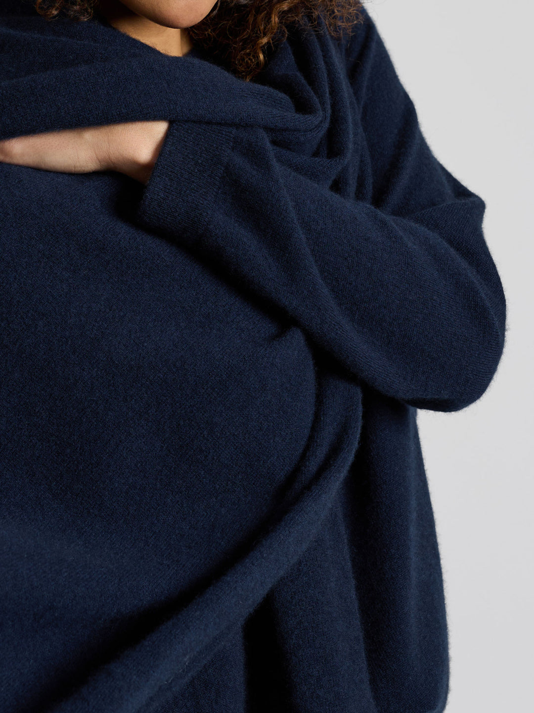 Lett og luftig kashmirskjerf "Flow" i 100% ren cashmere. Norsk design fra Kashmina. Farge: Navy.