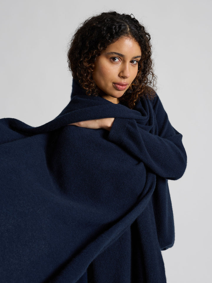 Lett og luftig kashmirskjerf "Flow" i 100% ren cashmere. Norsk design fra Kashmina. Farge: Navy.
