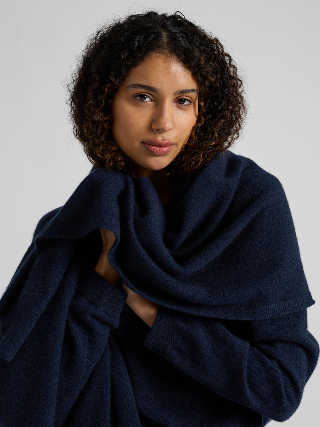 Lett og luftig kashmirskjerf "Flow" i 100% ren cashmere. Norsk design fra Kashmina. Farge: Navy.