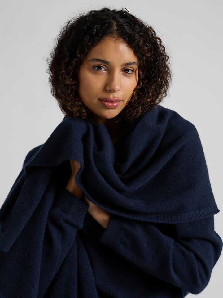 Lett og luftig kashmirskjerf "Flow" i 100% ren cashmere. Norsk design fra Kashmina. Farge: Navy.