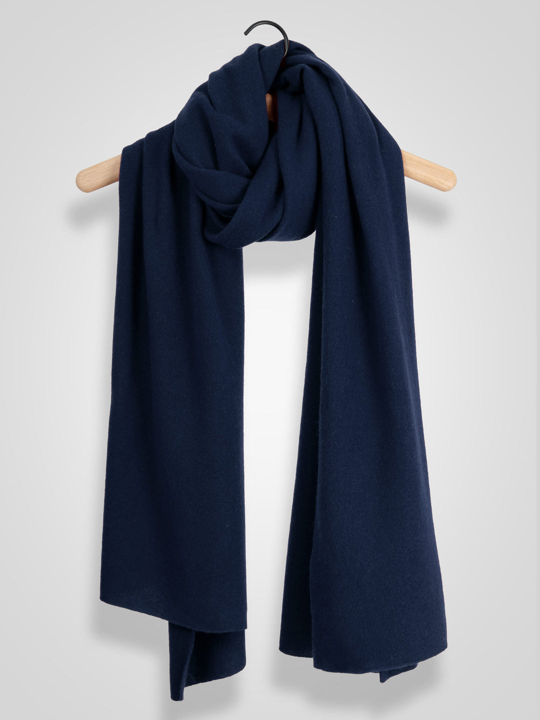Lett og luftig kashmirskjerf "Flow" i 100% ren cashmere. Norsk design fra Kashmina. Farge: Navy.
