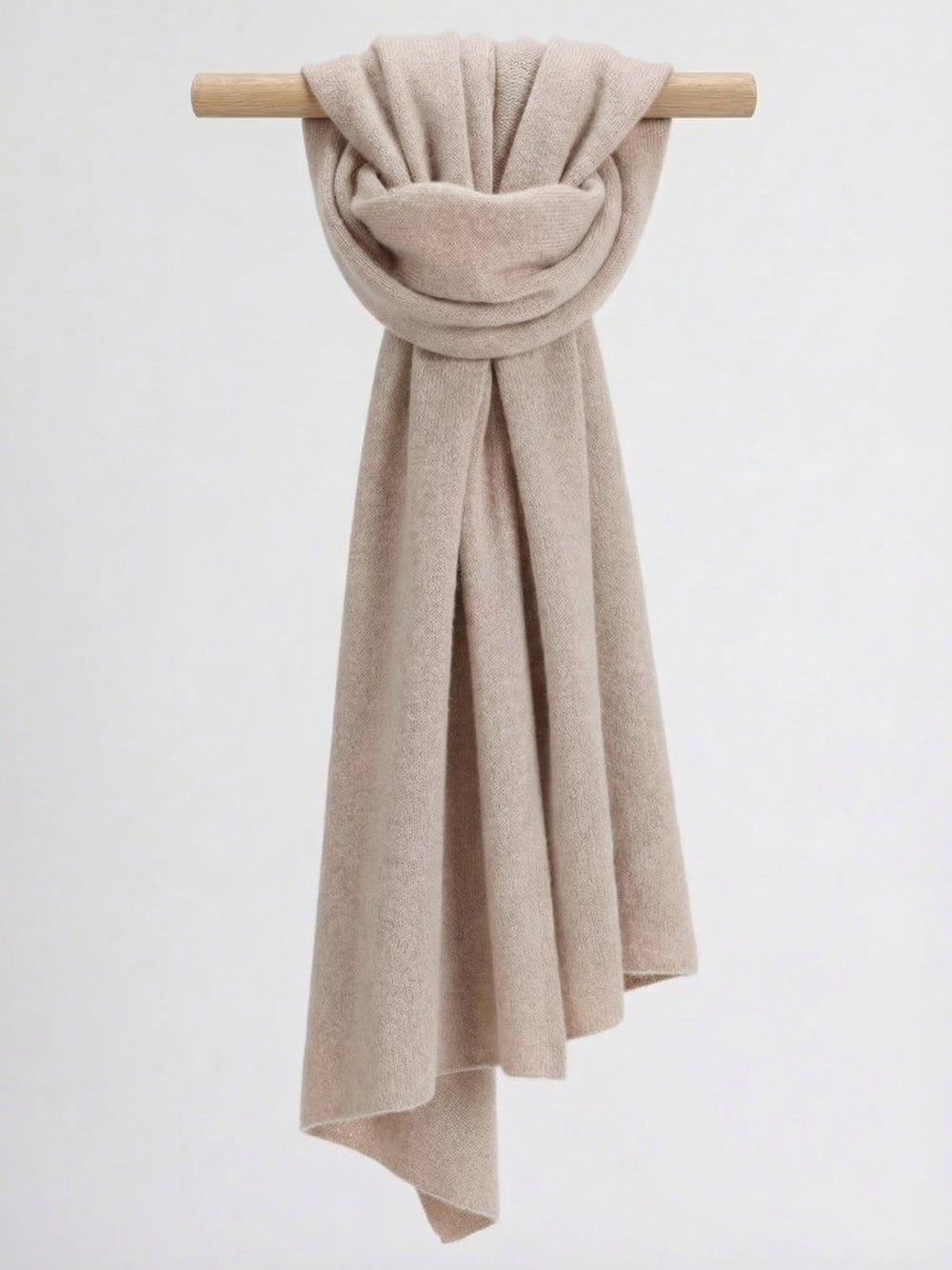 Kashmirskjerf i 100% kashmirull. Farge: Beige. Norsk design fra Kashmina.