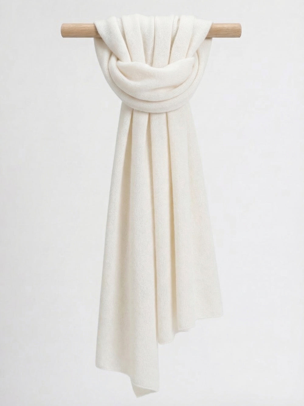 Kashmirskjerf "Signatur" i 100% ren kasjmirull. Norsk design fra Kashmina. Farge: Hvit.