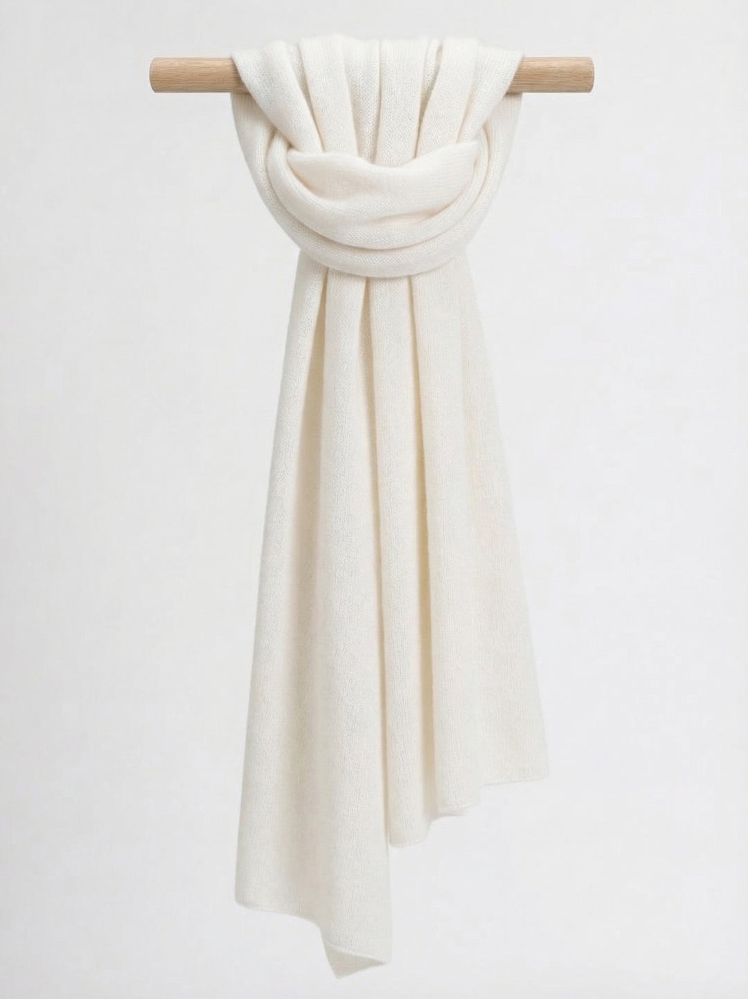 Kashmirskjerf "Signatur" i 100% ren kasjmirull. Norsk design fra Kashmina. Farge: Hvit.