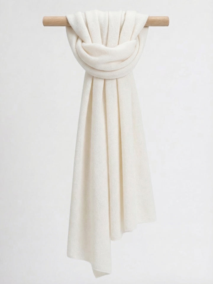 Kashmirskjerf "Signatur" i 100% ren kasjmirull. Norsk design fra Kashmina. Farge: Hvit.