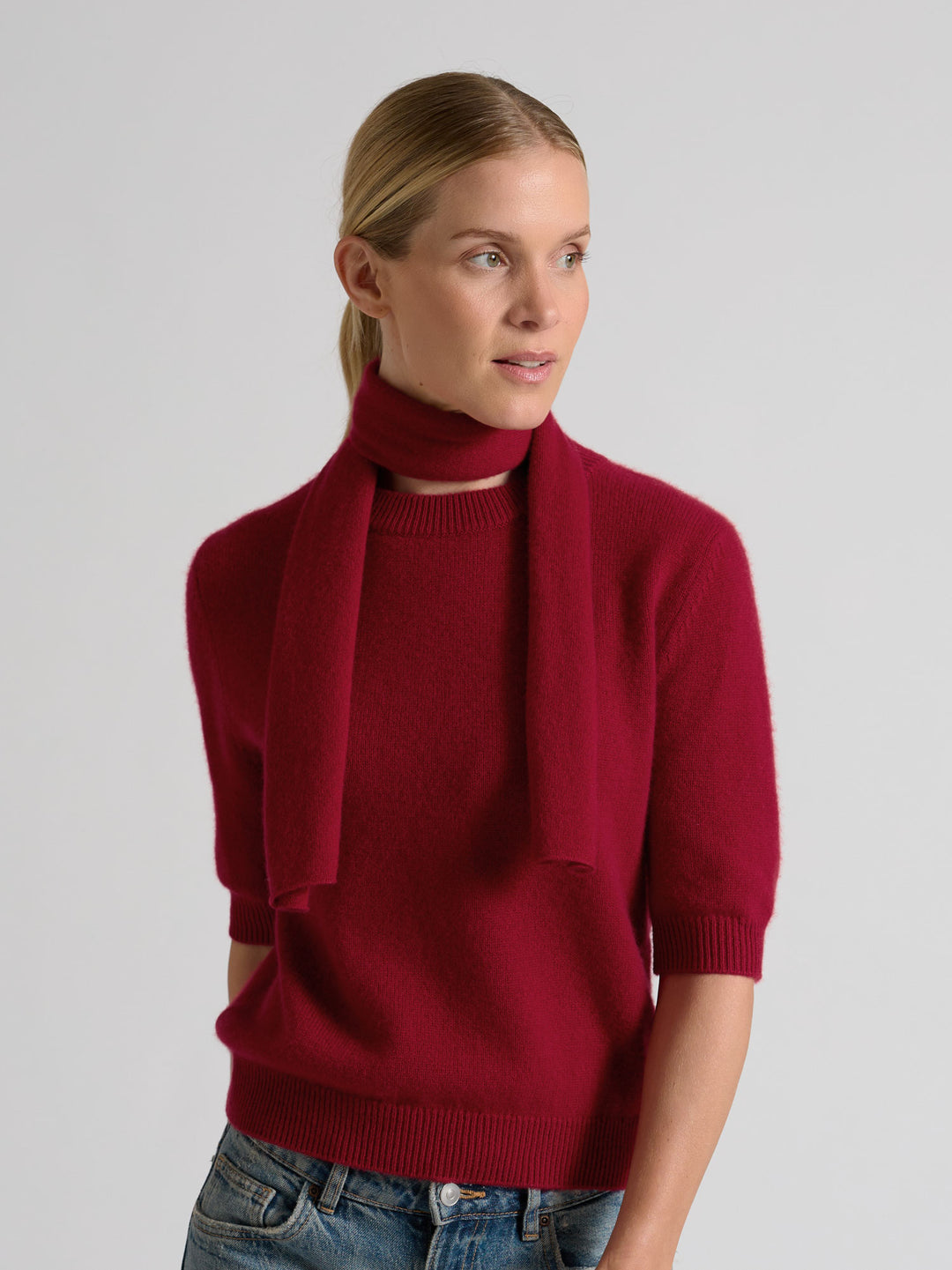 Kortermet kashmirgenser "Aase" i 100% ren kasjmirull. Norsk design fra Kashmina. Farge: Aroma Red.