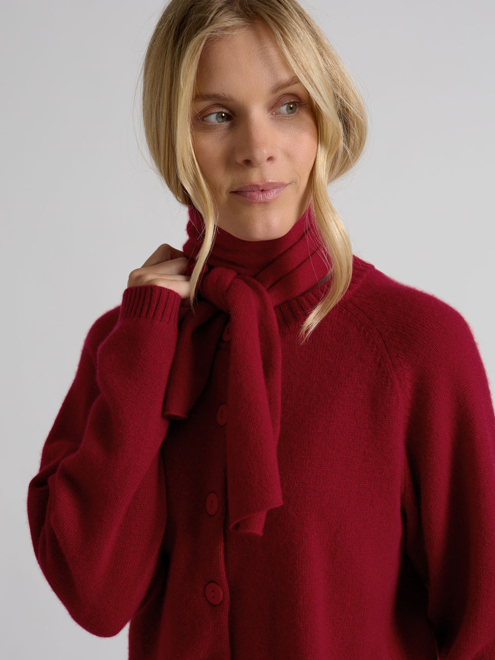 Kashmirskjerf i 100% ren kasjmirull. Norsk design fra Kashmina. Farge: Aroma Red.