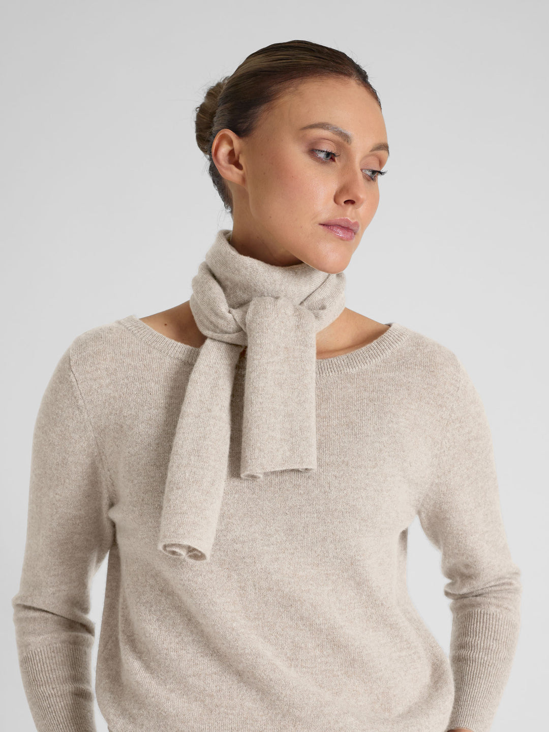 Kashmirskjerf i 100% ren kasjmirull. Norsk design fra Kashmina. Farge: Beige.