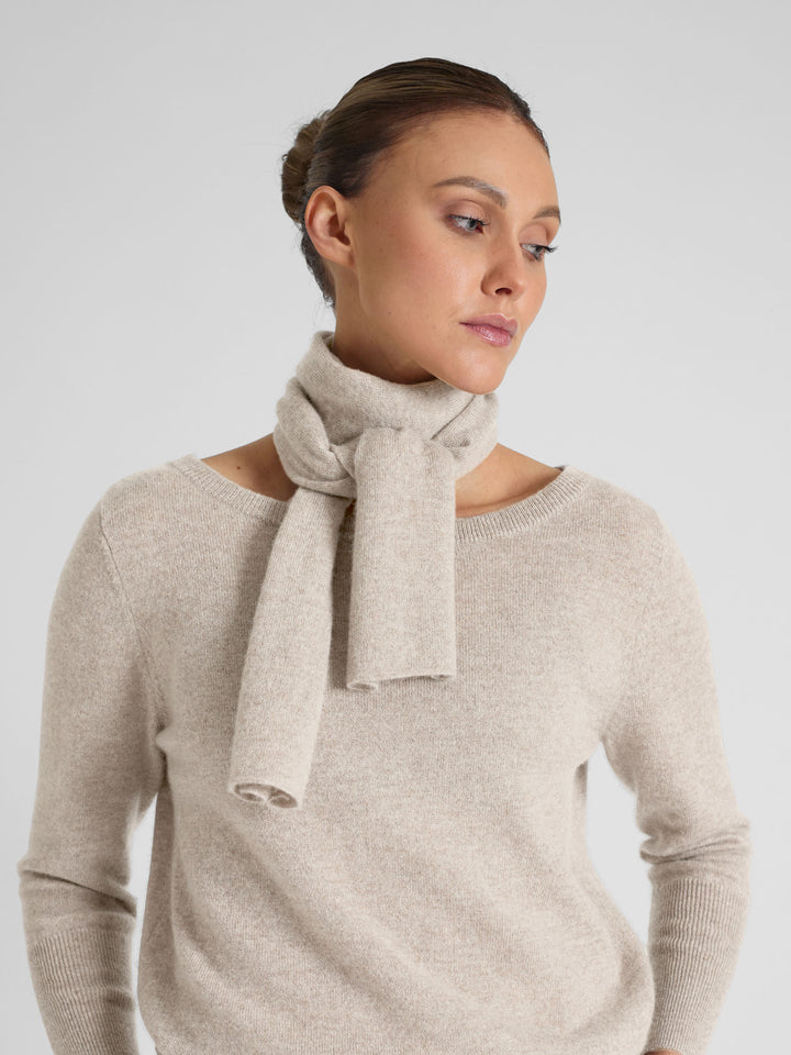 Kashmirskjerf i 100% ren kasjmirull. Norsk design fra Kashmina. Farge: Beige.