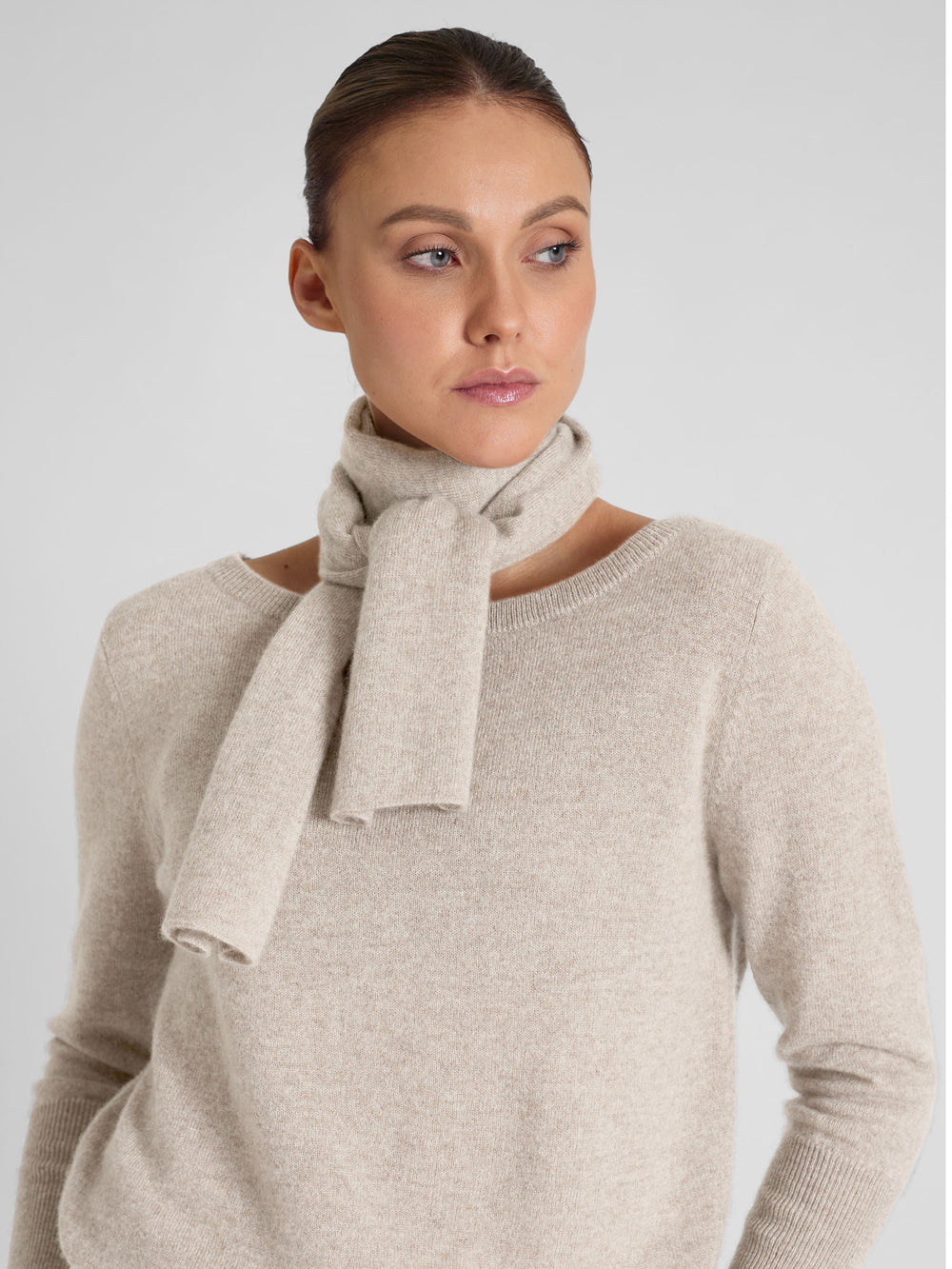 Kashmirskjerf i 100% ren kasjmirull. Norsk design fra Kashmina. Farge: Beige.