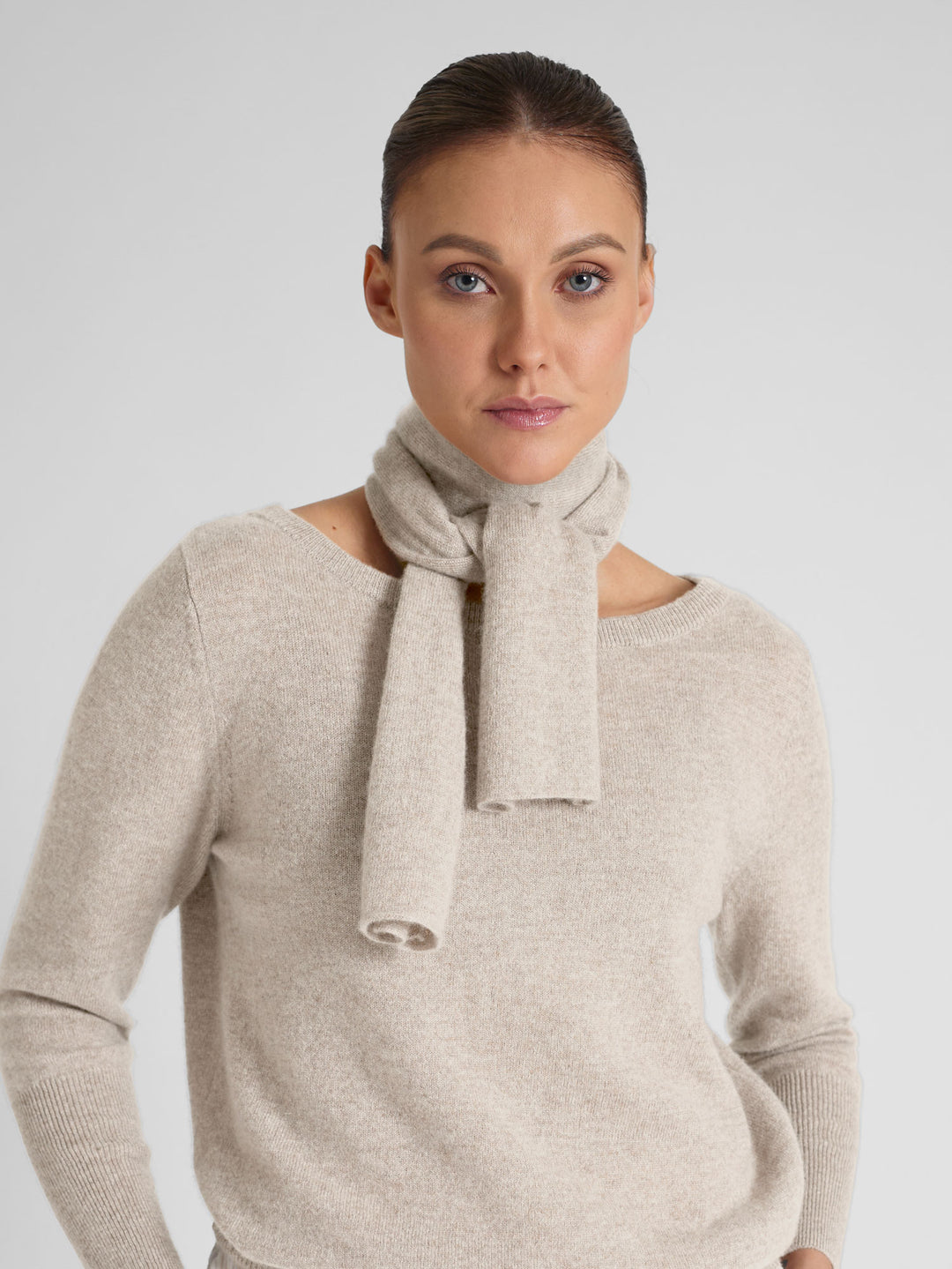 Kashmirskjerf i 100% ren kasjmirull. Norsk design fra Kashmina. Farge: Beige.