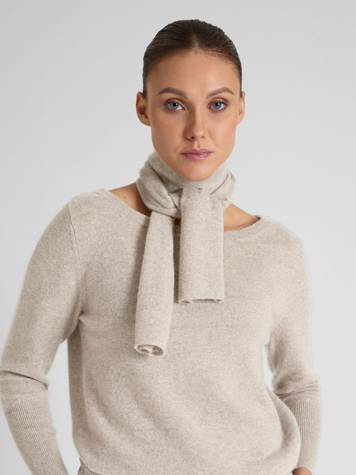 Kashmirskjerf i 100% ren kasjmirull. Norsk design fra Kashmina. Farge: Beige.