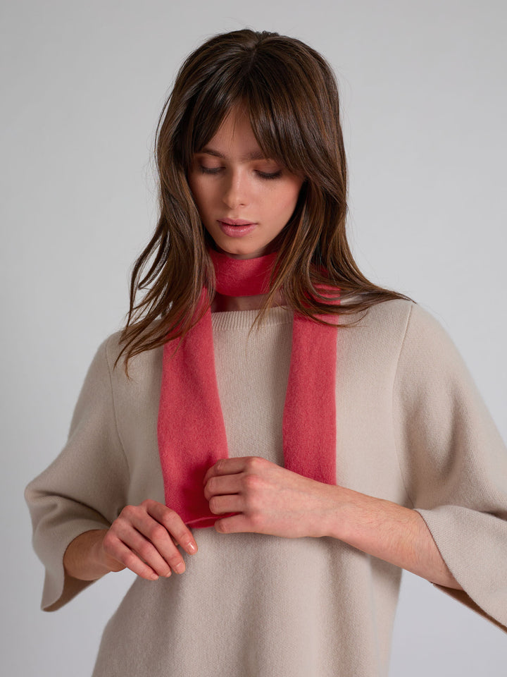 Kashmirskjerf i 100% ren kasjmirull. Norsk design fra Kashmina. Farge: Coral.