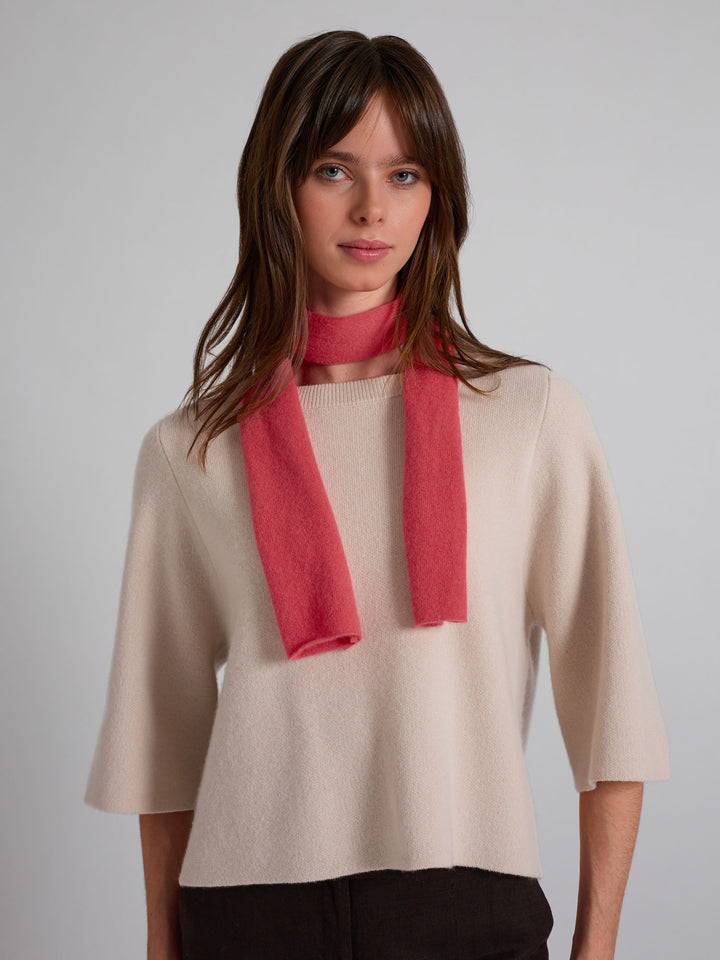 Kashmirskjerf i 100% ren kasjmirull. Norsk design fra Kashmina. Farge: Coral.