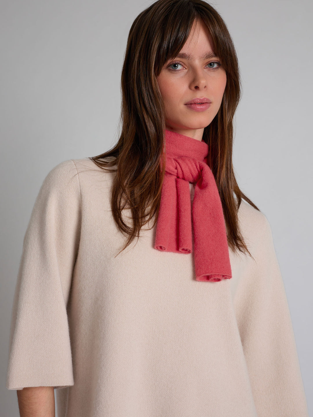 Kashmirskjerf i 100% ren kasjmirull. Norsk design fra Kashmina. Farge: Coral.