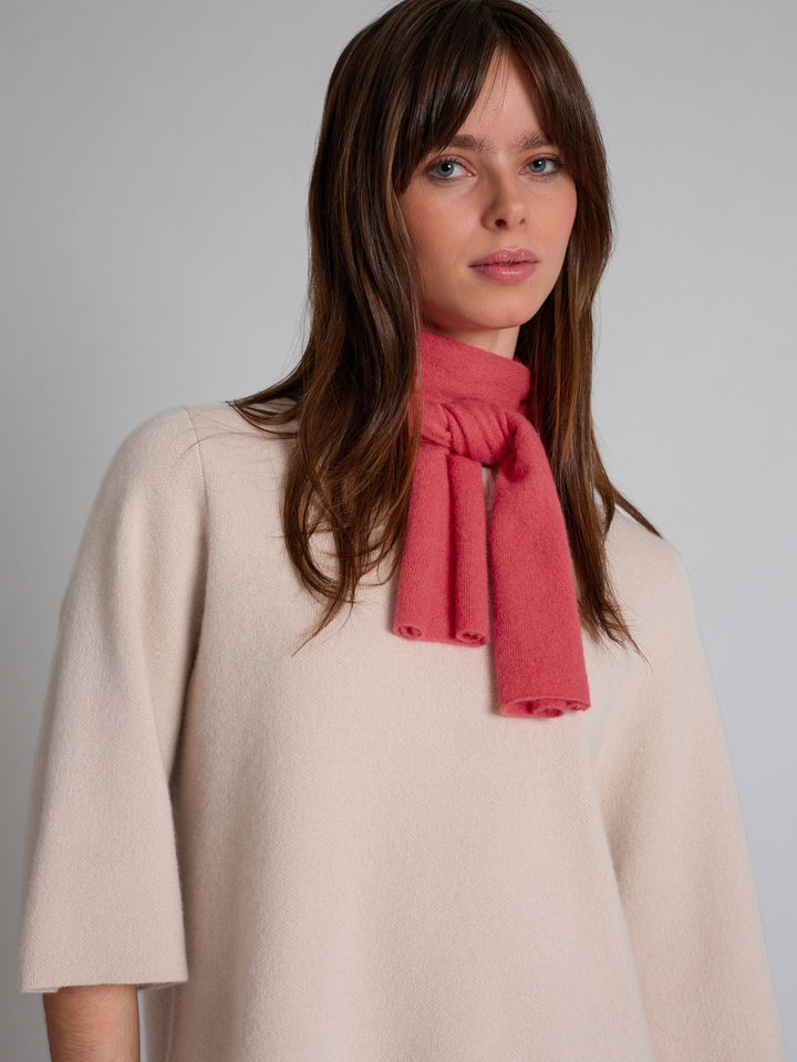 Kashmirskjerf i 100% ren kasjmirull. Norsk design fra Kashmina. Farge: Coral.