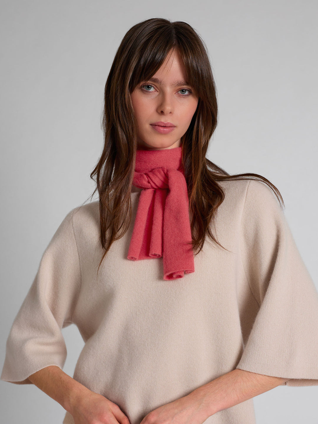 Kashmirskjerf i 100% ren kasjmirull. Norsk design fra Kashmina. Farge: Coral.