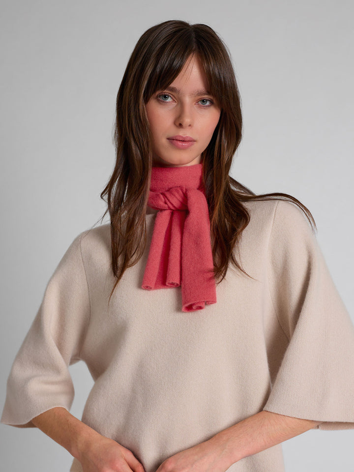 Kashmirskjerf i 100% ren kasjmirull. Norsk design fra Kashmina. Farge: Coral.