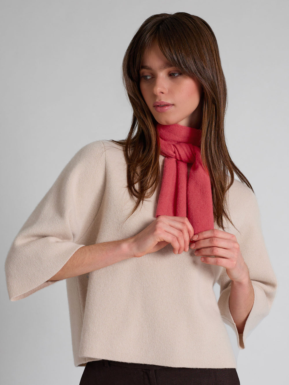 Kashmirskjerf i 100% ren kasjmirull. Norsk design fra Kashmina. Farge: Coral.