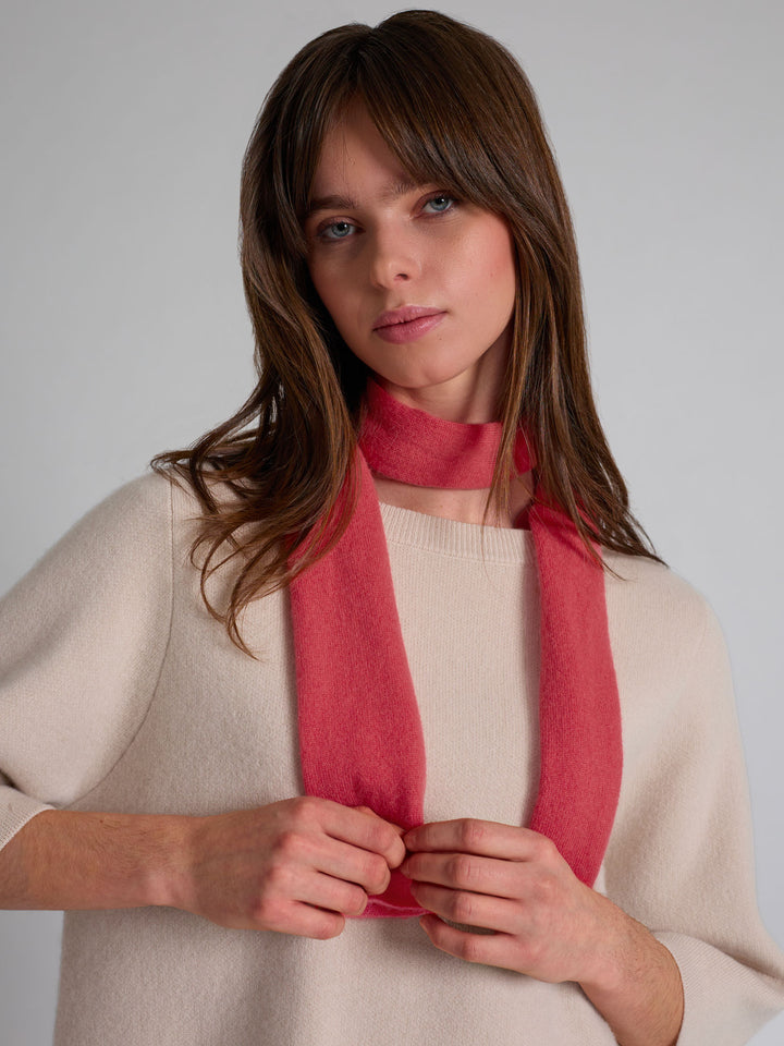Kashmirskjerf i 100% ren kasjmirull. Norsk design fra Kashmina. Farge: Coral.