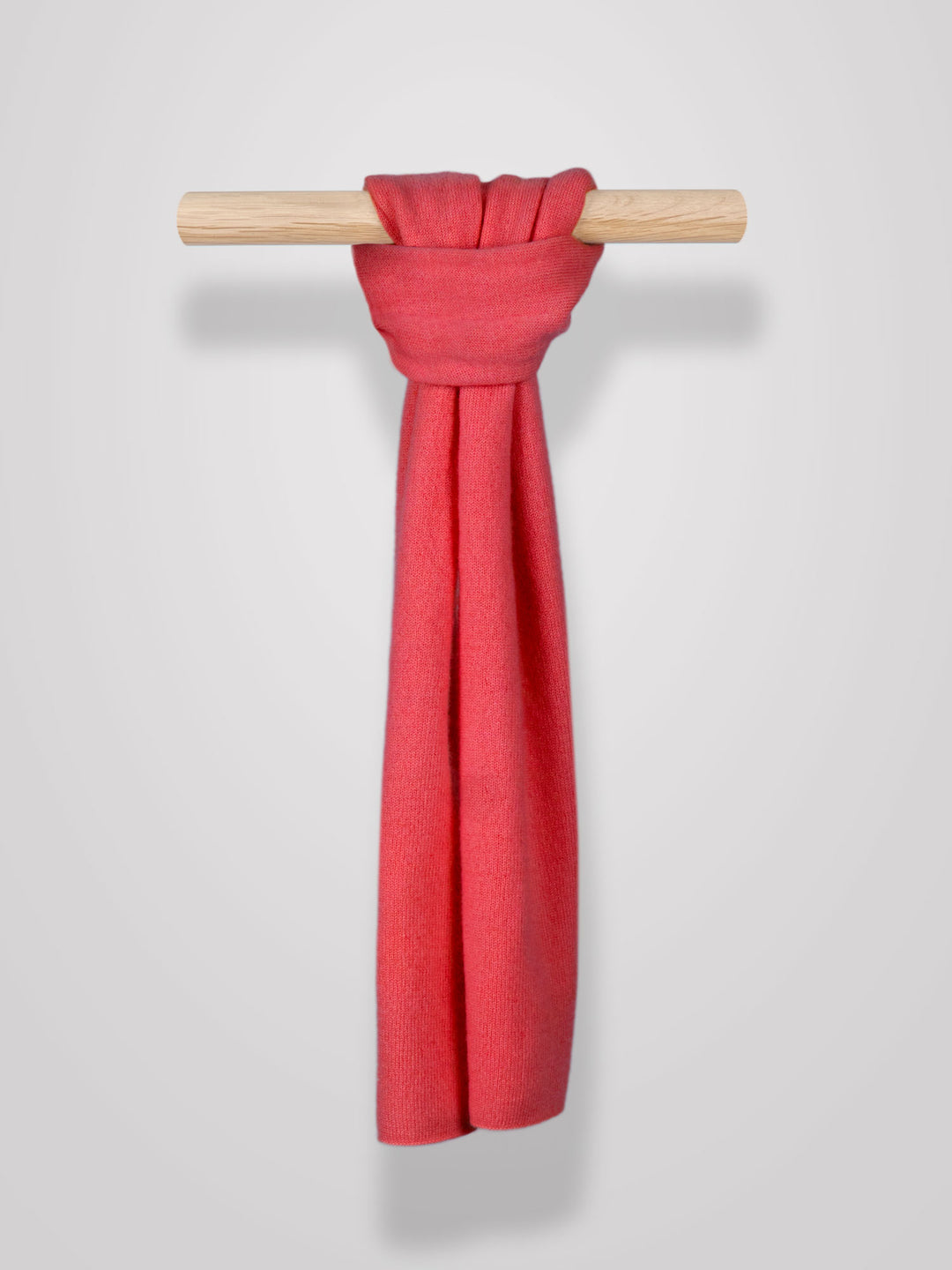 Kashmirskjerf i 100% ren kasjmirull. Norsk design fra Kashmina. Farge: Coral.