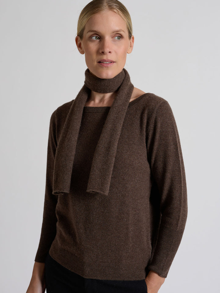 Kashmirskjerf i 100% ren kasjmirull. Norsk design fra Kashmina. Farge: Dark Brown.