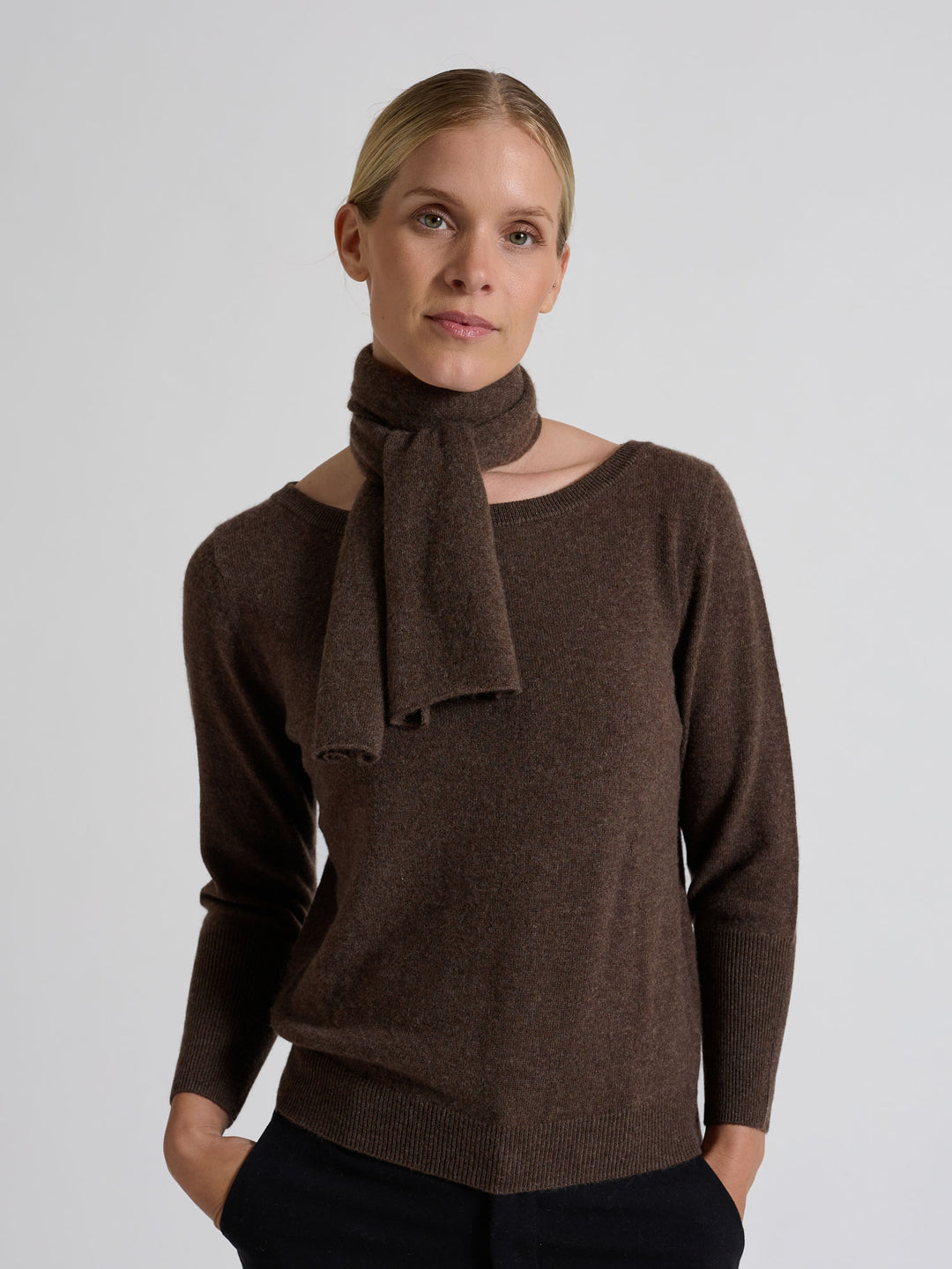 Kashmirskjerf i 100% ren kasjmirull. Norsk design fra Kashmina. Farge: Dark Brown.