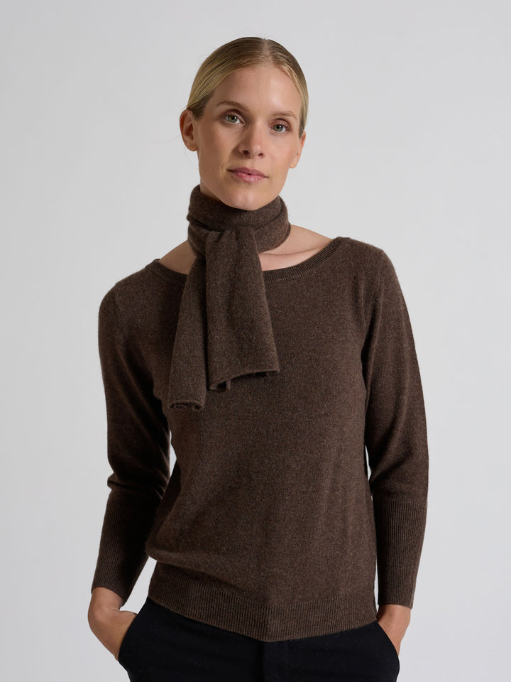 Kashmirskjerf i 100% ren kasjmirull. Norsk design fra Kashmina. Farge: Dark Brown.