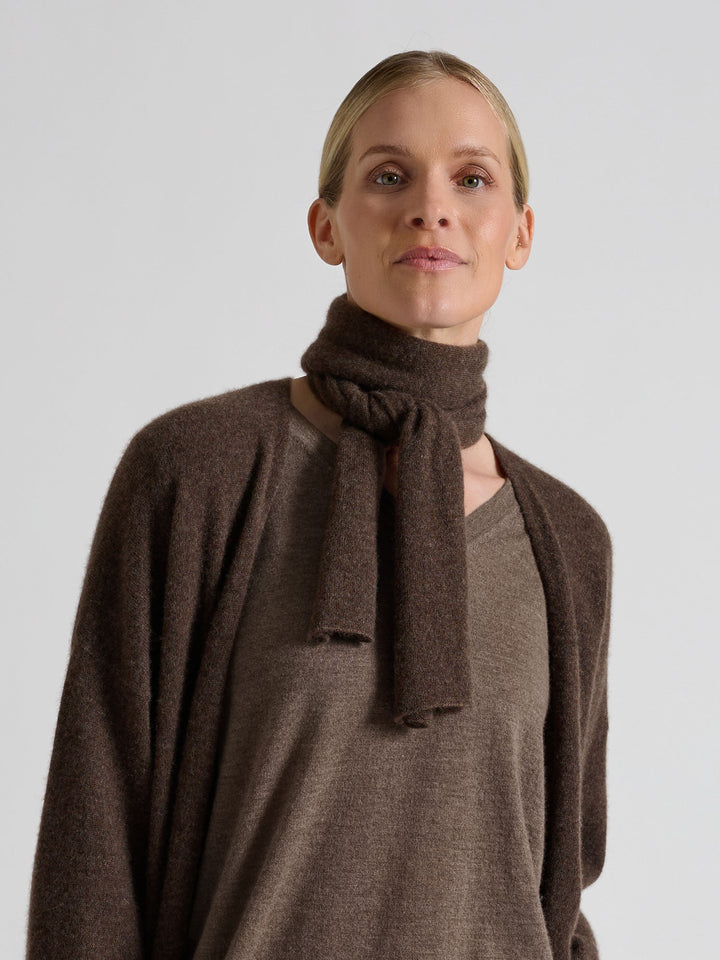 Kashmirskjerf i 100% ren kasjmirull. Norsk design fra Kashmina. Farge: Dark Brown.