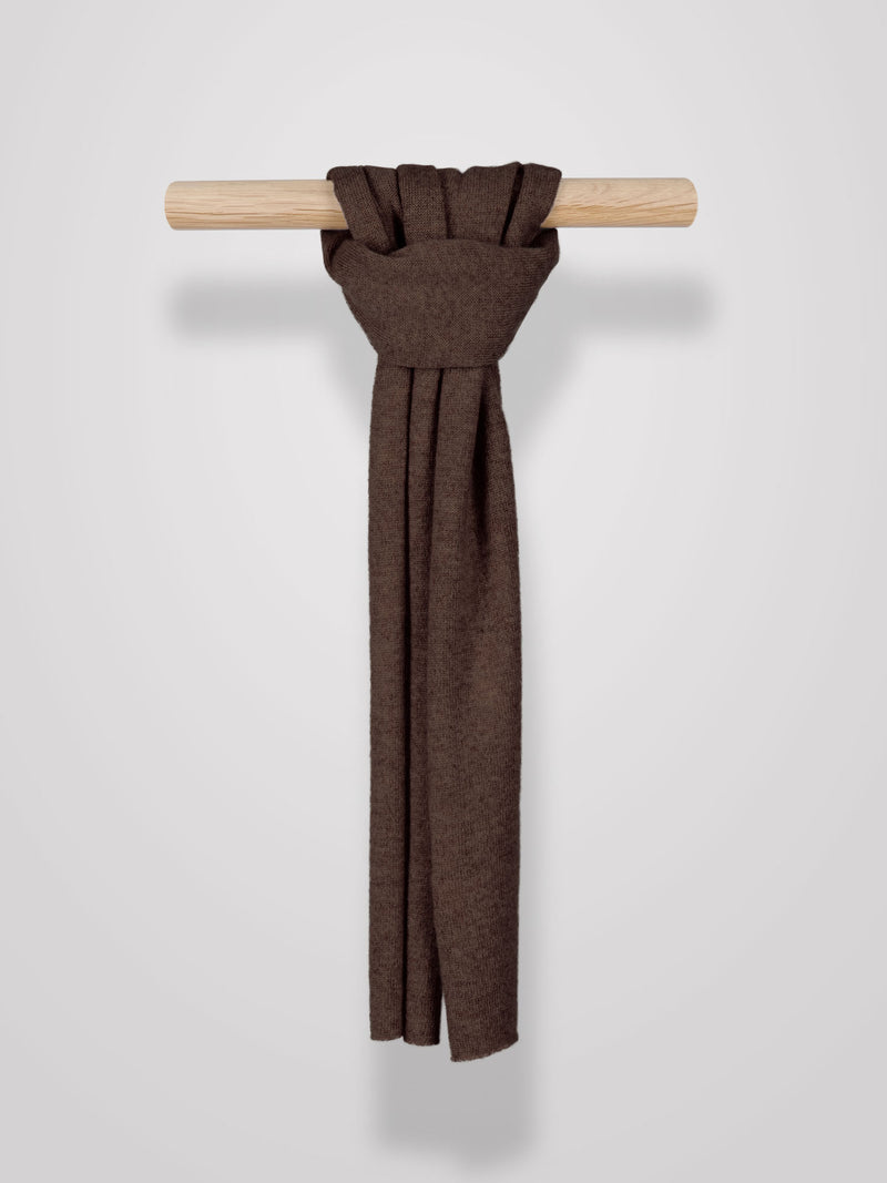 Kashmirskjerf i 100% ren kasjmirull. Norsk design fra Kashmina. Farge: Dark Brown.