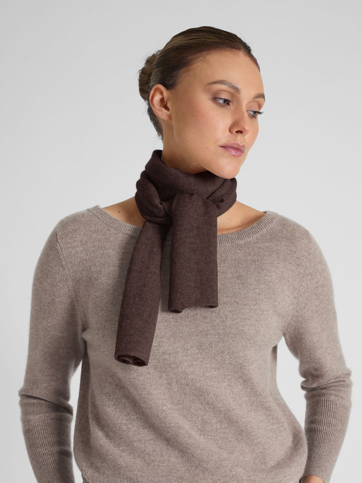 Kashmirskjerf i 100% ren kasjmirull. Norsk design fra Kashmina. Farge: Dark Brown.