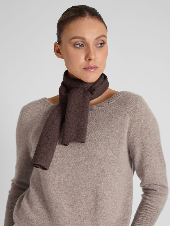 Kashmirskjerf i 100% ren kasjmirull. Norsk design fra Kashmina. Farge: Dark Brown.