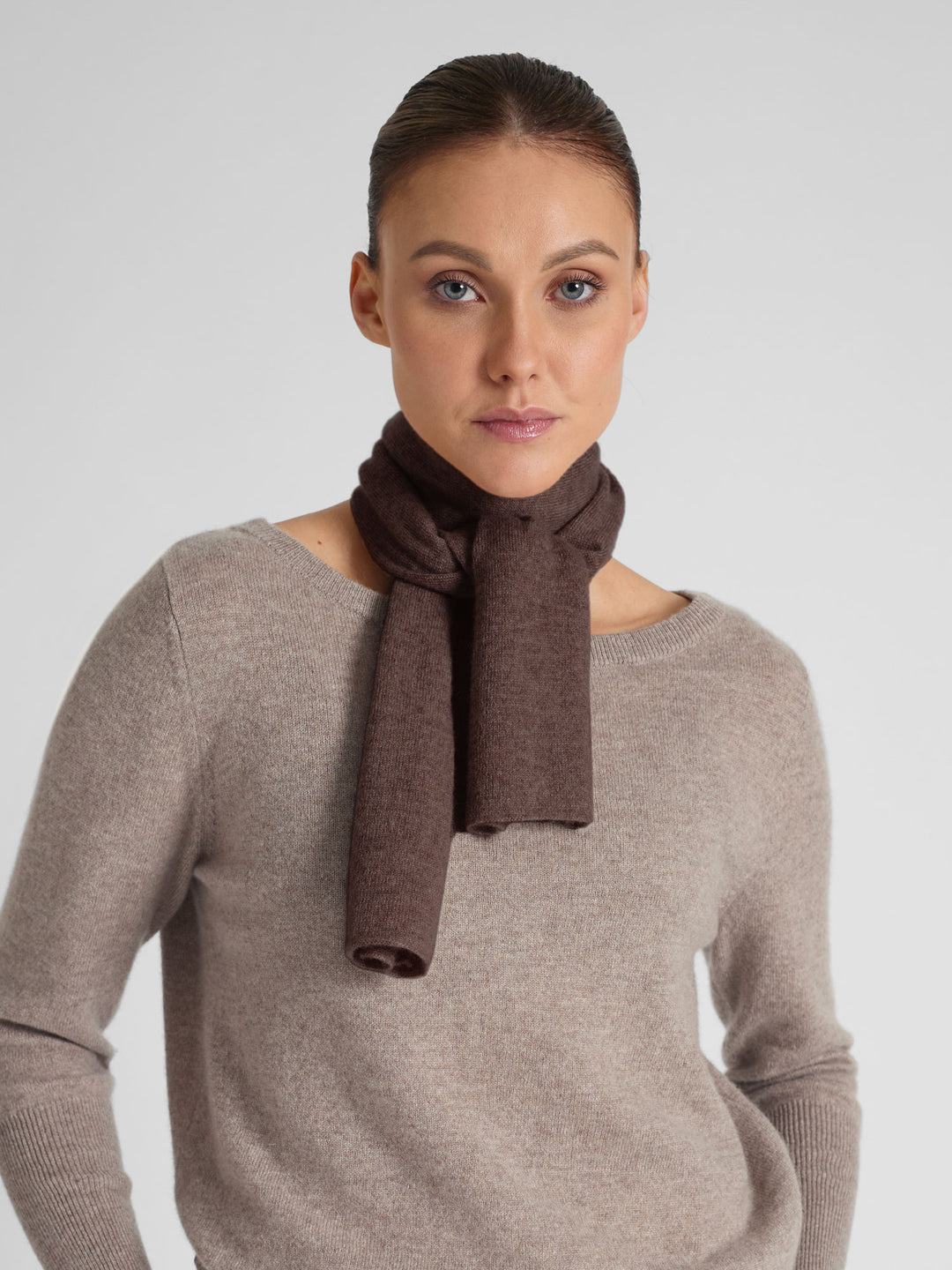 Kashmirskjerf i 100% ren kasjmirull. Norsk design fra Kashmina. Farge: Dark Brown.