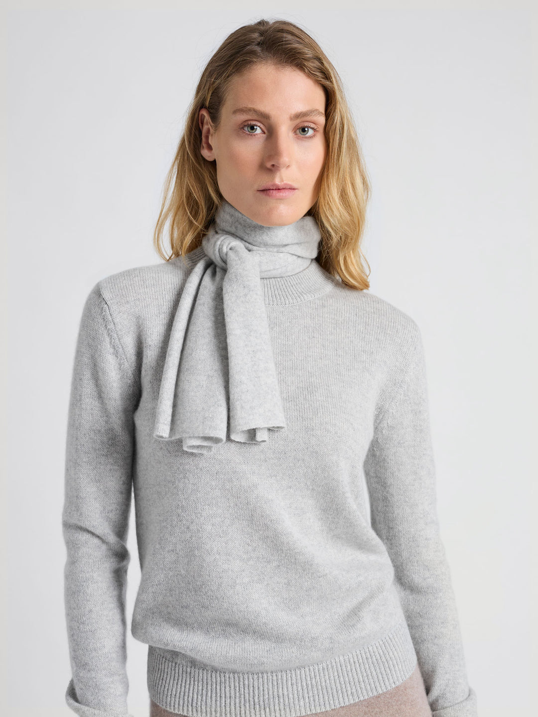 Lite skjerf strikket i 100% ren kashmirull, cashmere. Fullstendig kløfritt. Norsk design fra Kashmina. Farge: Lys grå.