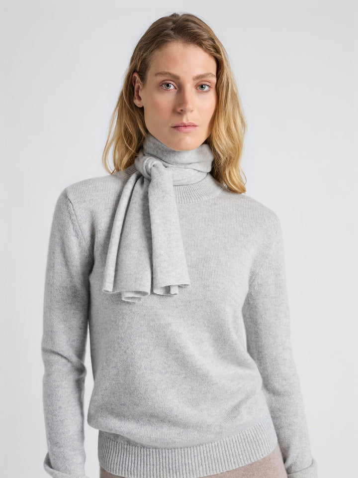 Lite skjerf strikket i 100% ren kashmirull, cashmere. Fullstendig kløfritt. Norsk design fra Kashmina. Farge: Lys grå.