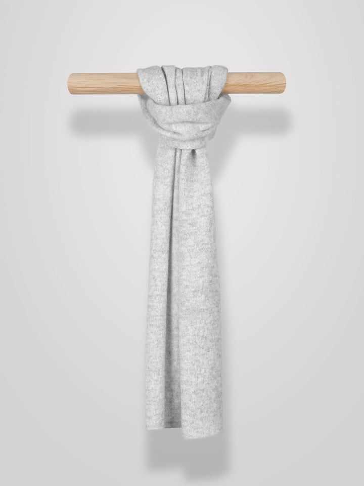 Lite skjerf strikket i 100% ren kashmirull, cashmere. Fullstendig kløfritt. Norsk design fra Kashmina. Farge: Lys grå.