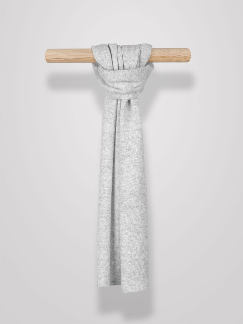 Lite skjerf strikket i 100% ren kashmirull, cashmere. Fullstendig kløfritt. Norsk design fra Kashmina. Farge: Lys grå.