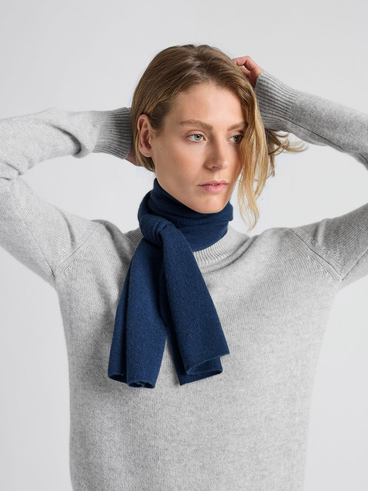 Lite skjerf strikket i 100% ren kashmirull, cashmere. Fullstendig kløfritt. Norsk design fra Kashmina. Farge: Mountain Blue