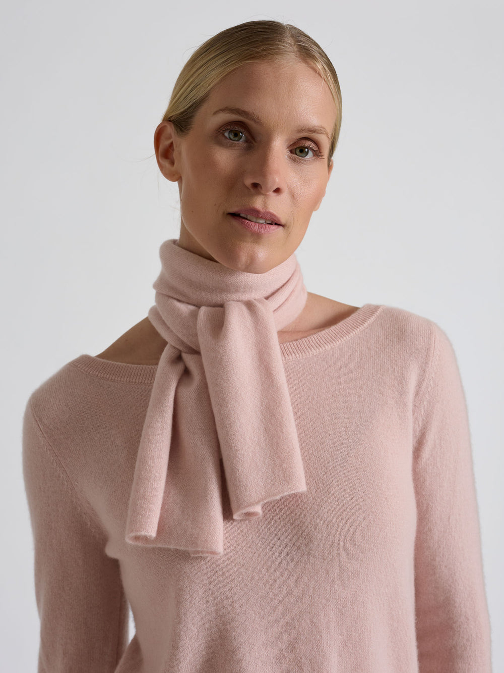 Lite skjerf strikket i 100% ren kashmirull, cashmere. Fullstendig kløfritt. Norsk design fra Kashmina. Farge: Rose Glow.