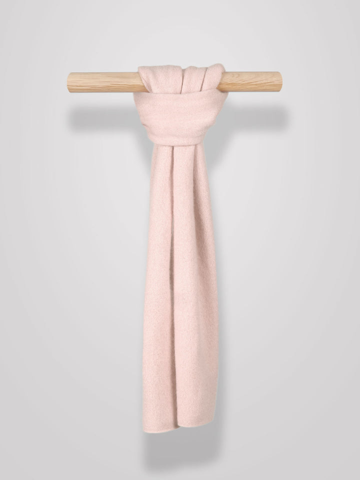 Lite skjerf strikket i 100% ren kashmirull, cashmere. Fullstendig kløfritt. Norsk design fra Kashmina. Farge: Rose Glow.
