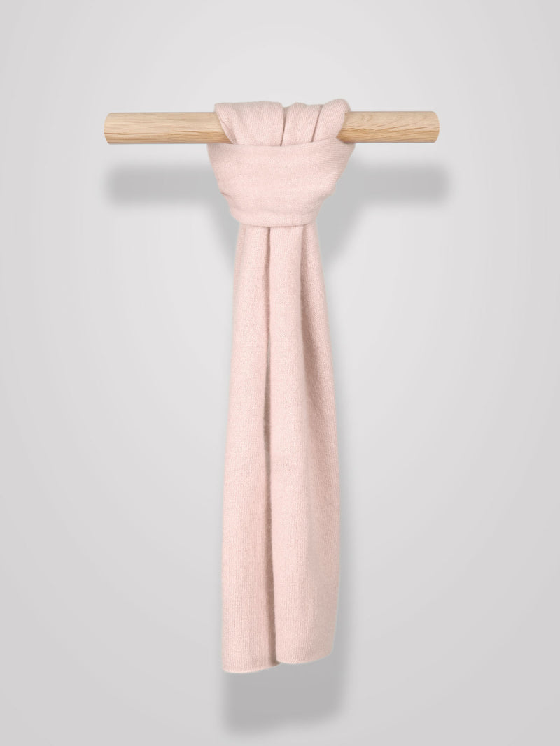 Lite skjerf strikket i 100% ren kashmirull, cashmere. Fullstendig kløfritt. Norsk design fra Kashmina. Farge: Rose Glow.