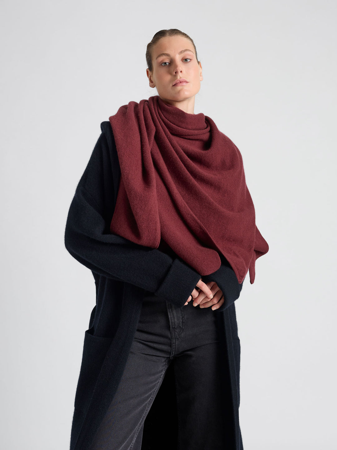 Kashmirskjerf "Triangle" i 100% ren kasjmir. Norsk design fra Kashmina. Farge: Bordeaux.